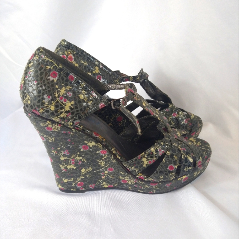 Grey flowered wedges size 10